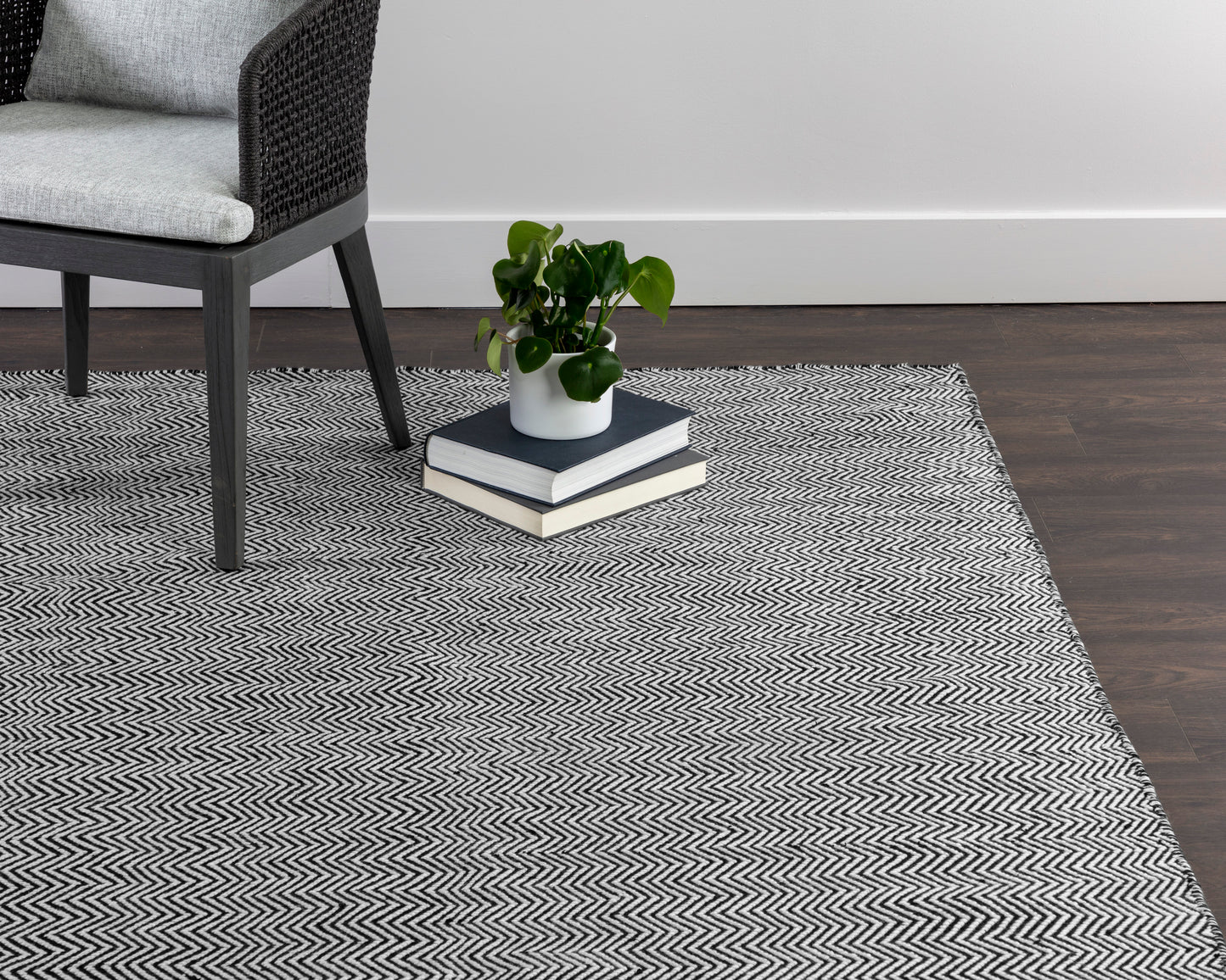 NAHLA CUSCO HAND-WOVEN RUG - BLACK / WHITE - 8' X 10'