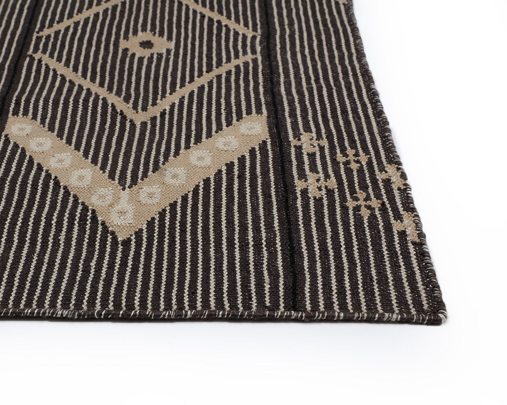 NAHLA ASANA HAND-WOVEN RUG - BLACK / TAN - 8' X 10'