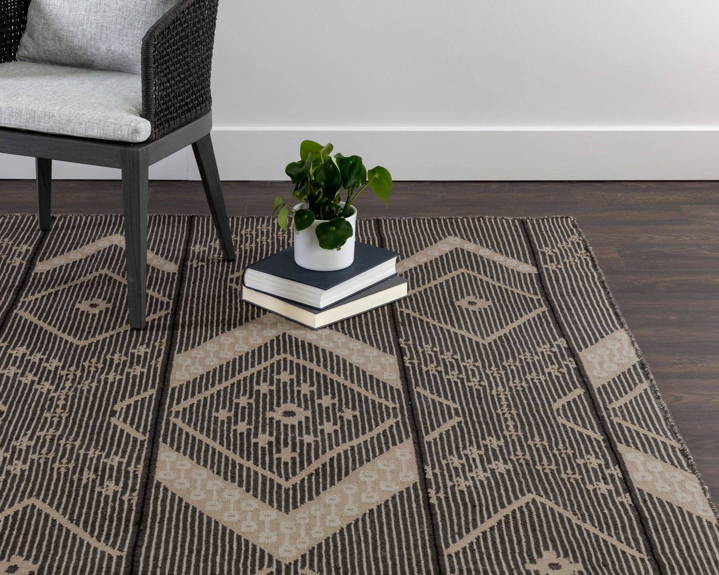 NAHLA ASANA HAND-WOVEN RUG - BLACK / TAN - 8' X 10'